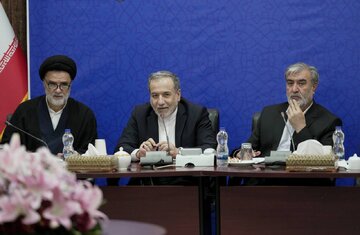 لبخند عراقچی در کمیسیون امنیت ملی مجلس / کدام نماینده منتقد برجام کنار دست وزیر خارجه نشسته بود؟ + تصویر