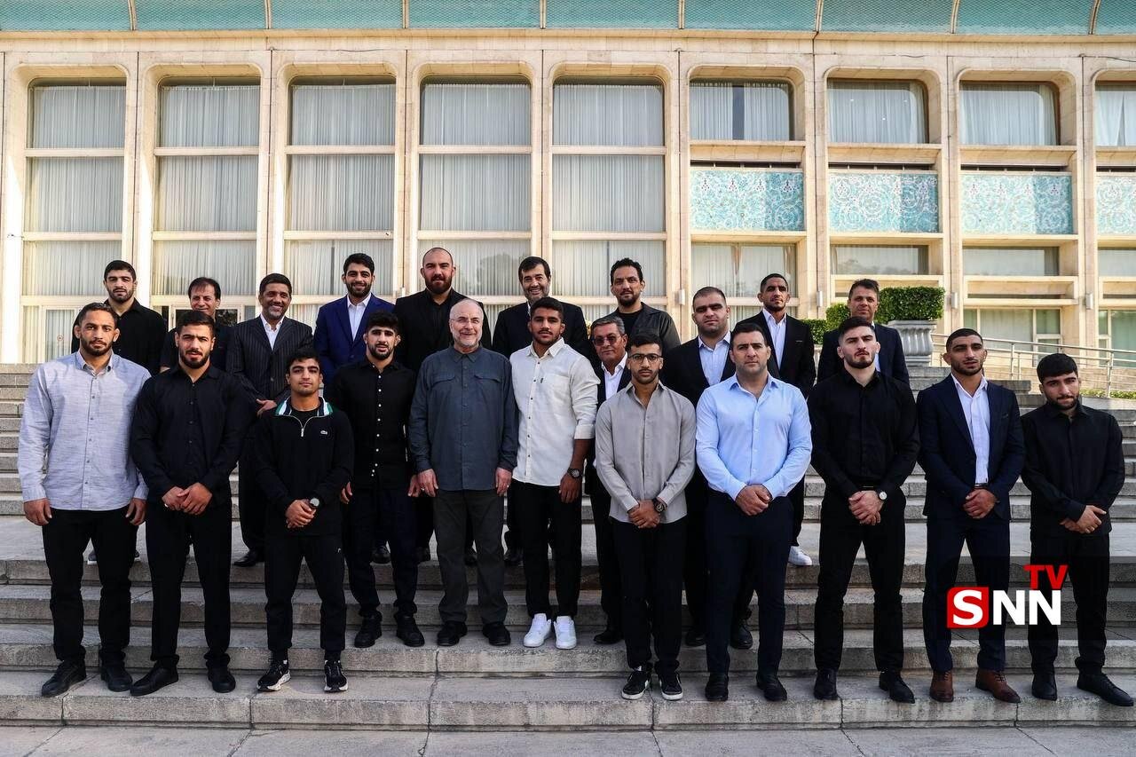 عکسی یادگاری مدال آوران کشتی با قالیباف در مجلس