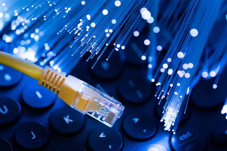 فیبر نوری به زبان ساده/ چگونه اینترنت در یک تار شیشهای با سرعت نور سفر میکند؟