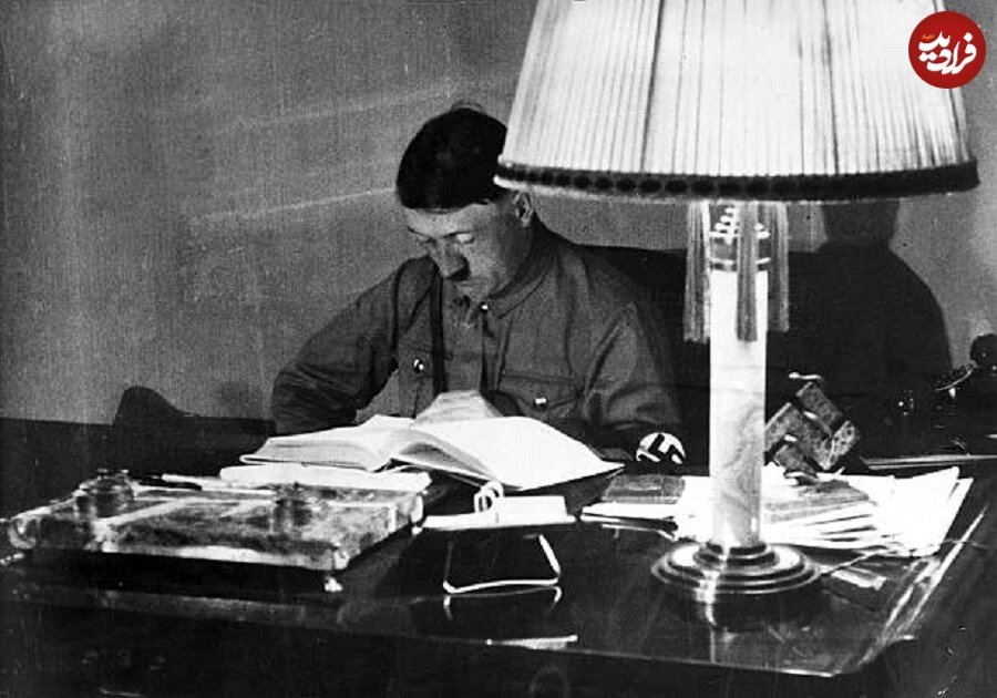 عکس/ هیتلر مشغول کتاب خواندن در خانهاش در مونیخ؛ سال ۱۳۱۴