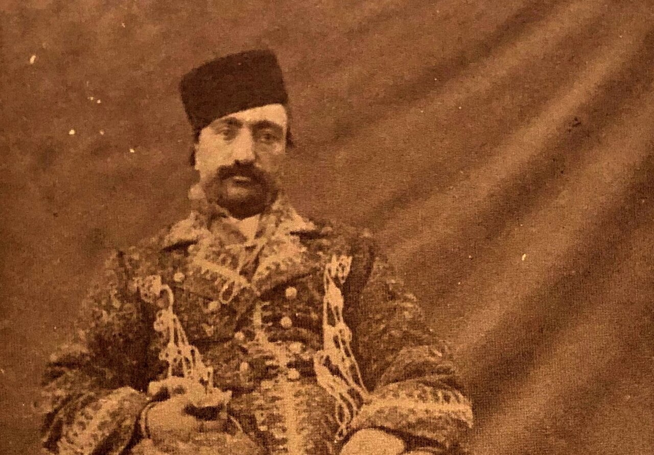گزارشات تاریخی از دوران ناصرالدین‌شاه حکایت از آن دارد که وضعیت گرد و غبار به حدی آزاردهنده بود که این پدیده، بسیاری را به ستوه آورد و باعث می‌شد تا چشم‌ها از شدت آلودگی تاب تحمل نداشته باشند.