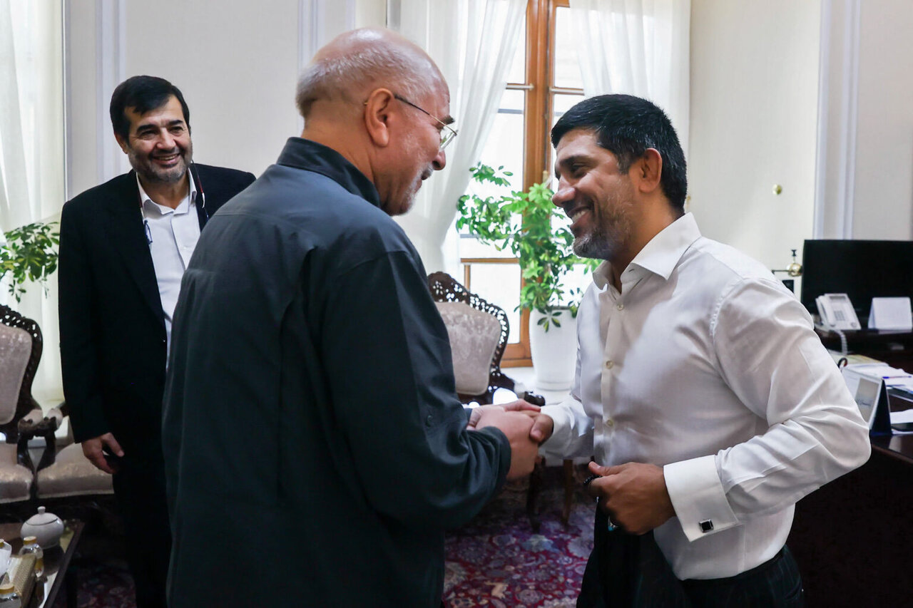 خوش و بش محمدباقر قالیباف با علیرضا دبیر در قاب تصویر