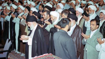 حکم اقتدا به مأموم پس از پایان نماز جماعت طبق نظر رهبر انقلاب