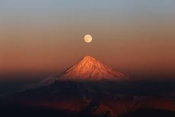 عکس | تصویری جذاب از هم‌نشینی ماه کامل و دماوند