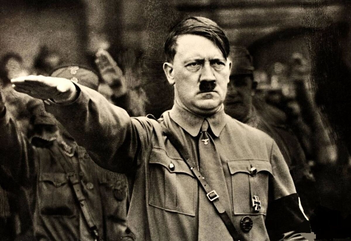 تصویر: آدولف هیتلر در اولین تجمع پرچمداران که در مونیخ برگزار شد: ۱۳۰۱ شمسی. تصویر: آدولف هیتلر در اولین تجمع پرچمداران که در مونیخ برگزار شد: ۱۳۰۱ شمسی.