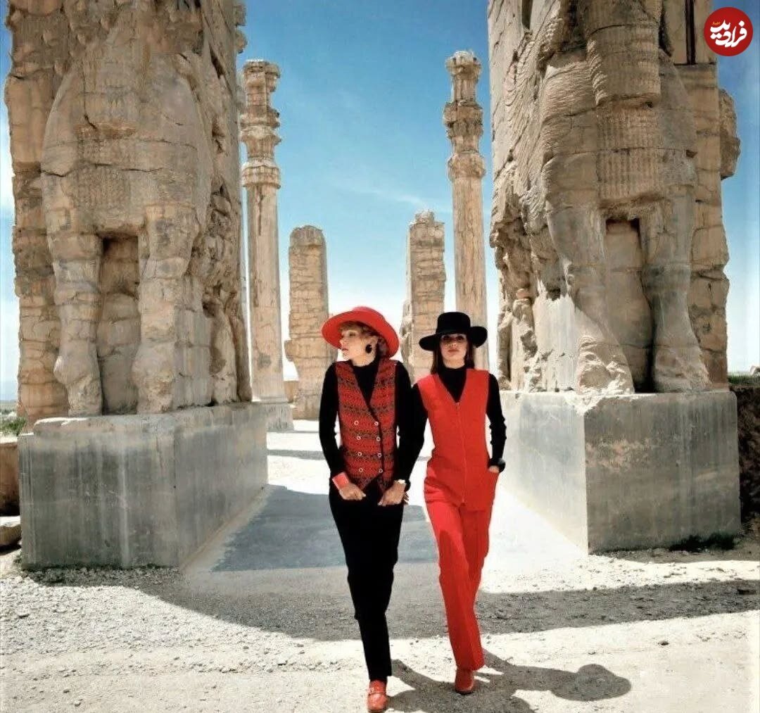 عکس/ دو زن مدل فرانسوی در تخت‌جمشید؛ سال ۱۳۴۷