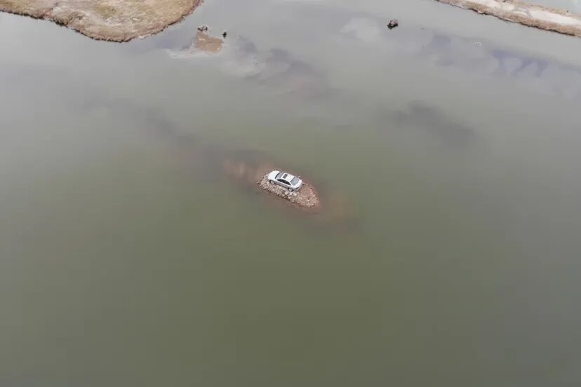 عکس | ماجرای عجیبترین دریاچه دنیا / این خودرو در وسط آب چه میکند؟