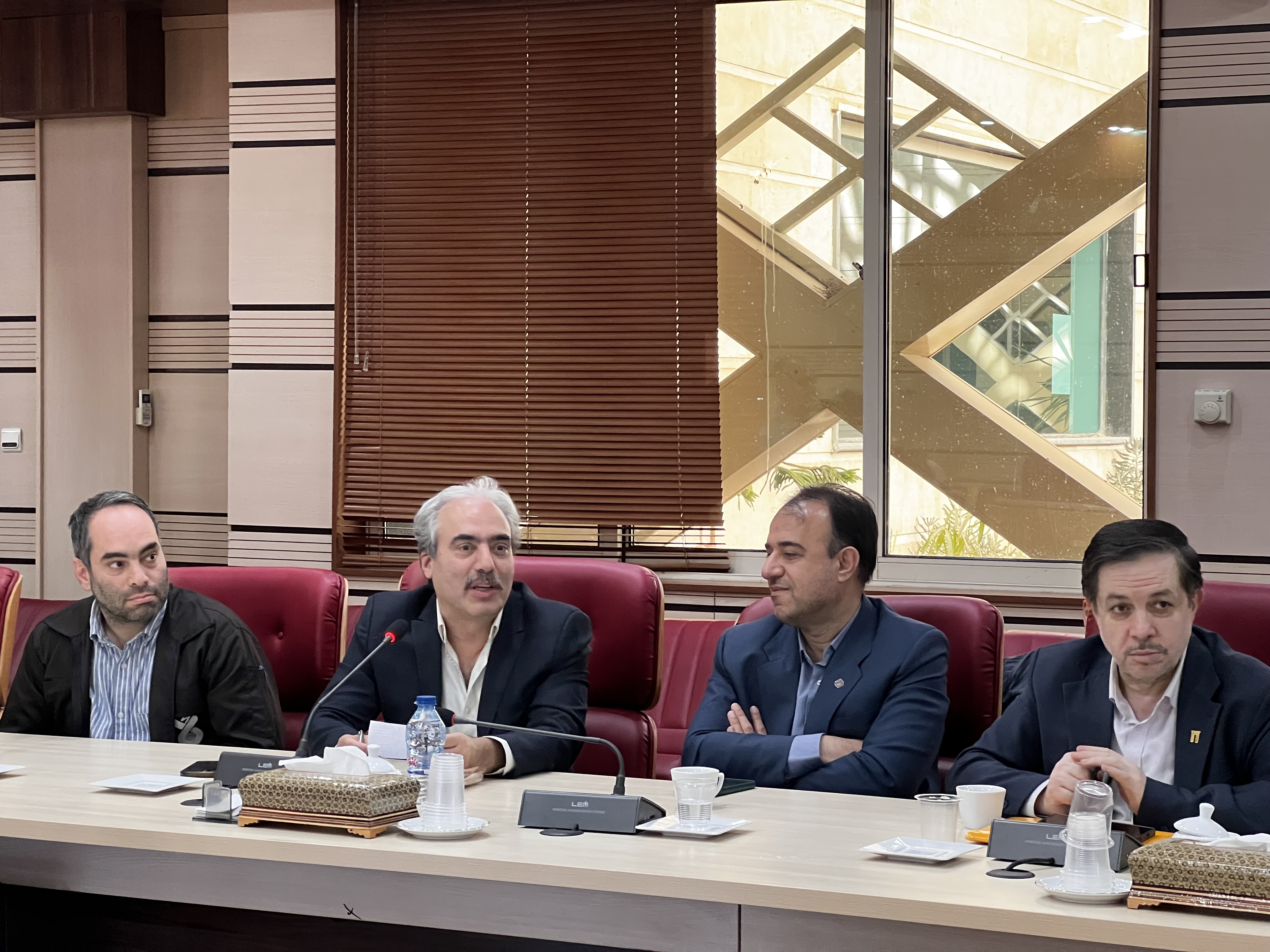 استاندار قزوین: واحدهای تولیدی حسابهای بانکی خود را به استان منتقل کنند