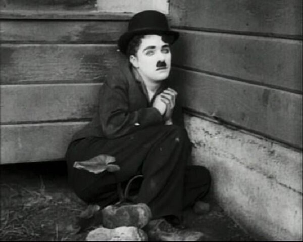 چارلی چاپلین درباره شهر شیکاگو اظهار داشت که این شهر، ظاهری زننده و نامطلوب دارد و تئاترهای آن بیشتر به موضوعات جنسی می‌پردازند.