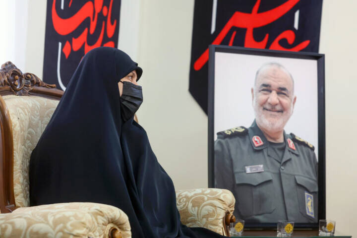 دختر شهید سلامی: پدرم برای هشدار دادن به همسایه‌ها به منزل سر زدند/ در عملیات وعده صادق دو، ۲ ماه به خانه نیامدند
