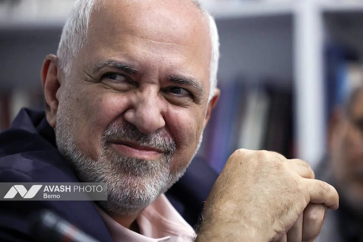 حاشیهای جدید در شبکههای اجتماعی؛ ظریف به توییت قدیمی خود که مربوط به ۱۲ سال پیش میشود، اشاره کرده و روشن ساخت که اشارهاش به محمود احمدینژاد بوده است. حاشیهای جدید در شبکههای اجتماعی؛ ظریف به توییت قدیمی خود که مربوط به ۱۲ سال پیش میشود، اشاره کرده و روشن ساخت که اشارهاش به محمود احمدینژاد بوده است.