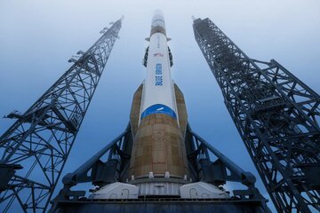 موشک ۱۰۰ متری برای پرتاب از انبار بیرون آورده شد / عکس موشک ۱۰۰ متری برای پرتاب از انبار بیرون آورده شد / عکس