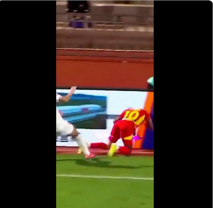 عکس| گردن فوتبالیست توگویی شکست