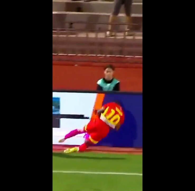 عکس| گردن فوتبالیست توگویی شکست