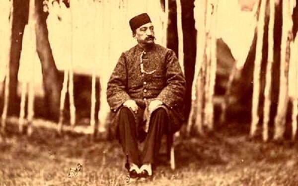 ناصرالدین شاه در یادداشت‌های خود اشاره کرده است که امروز تصاویری که پیش‌تر گرفته بود، به مقوای دوچشمی و دیگر پوسته‌ها چسبانده است.