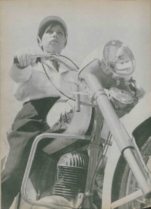 مانور دختران پلیس موتورسوار در تهران، مهر ۱۳۴۷