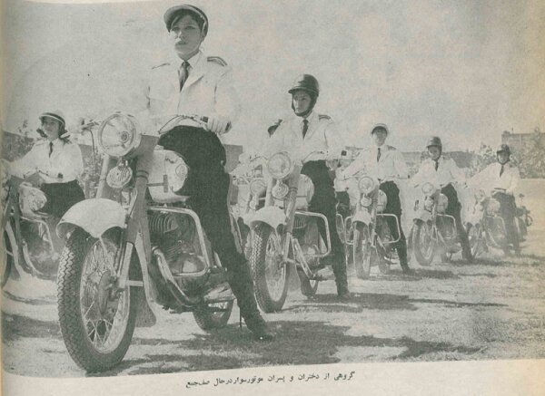 مانور دختران پلیس موتورسوار در تهران، مهر ۱۳۴۷