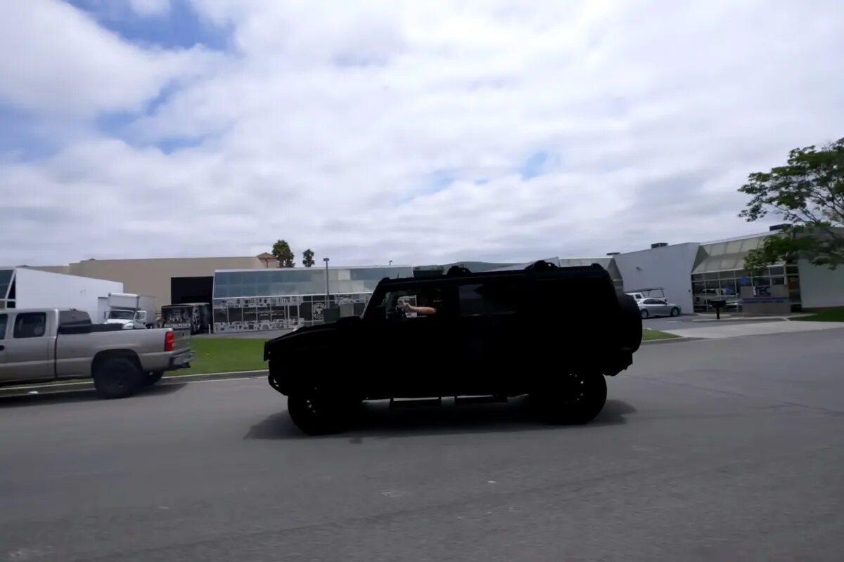 سیاهترین هامر دنیا / نور در این شاسیبلند جنجالی زندانی میشود!