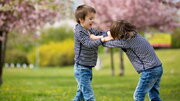 چند اشتباه بزرگ والدین که دعوای بچه‌ها را شدیدتر می‌کند