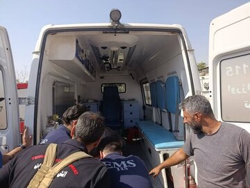 سقوط کارگر جوان به داخل چاه 12 متری در خیابان دماوند / عکس