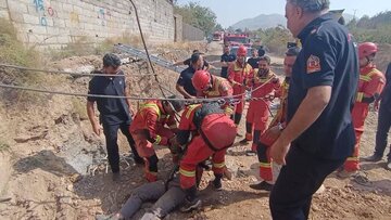 سقوط کارگر جوان به داخل چاه 12 متری در خیابان دماوند / عکس 2