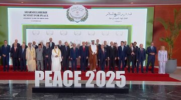 عکس | یک مهمان عجیب در مراسم صلح غزه در شرمالشیخ؛ این چهره ورزشی کیست و در کنار رهبران سیاسی چه میکند؟ عکس | یک مهمان عجیب در مراسم صلح غزه در شرمالشیخ؛ این چهره ورزشی کیست و در کنار رهبران سیاسی چه میکند؟
