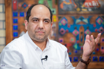 اجازه ندادند فارغ‌التحصیل دانشگاه پرینستون در شریف تدریس کند؛ از او یک عکس پیدا کرده بودند که با چند دختر و پسر در آمریکا کافه رفته بود