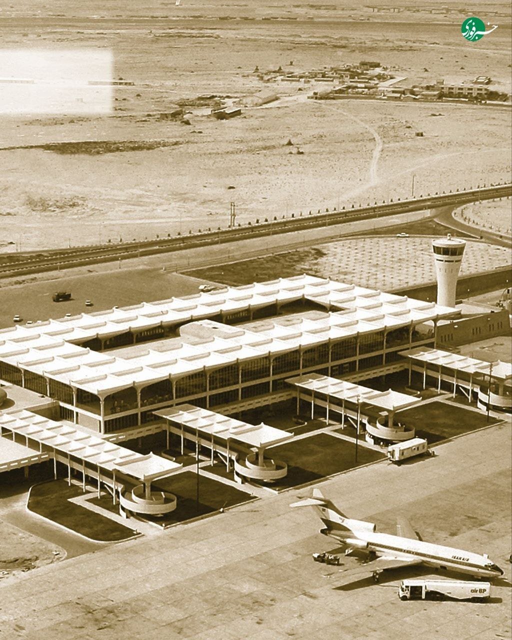 عکس | تصویری از حضور هواپیمای ایرانی در فرودگاه دبی سالها پیش از توسعه امارات