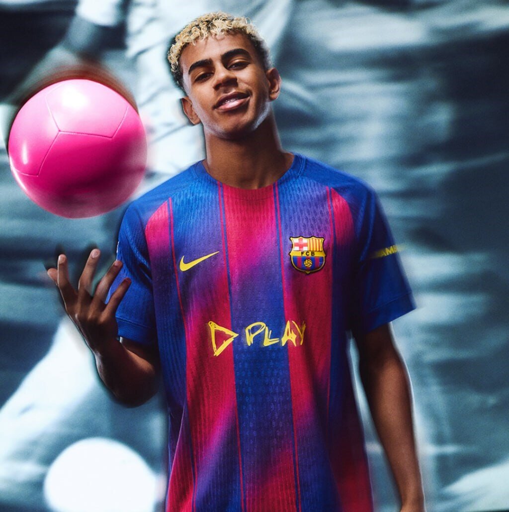 عکس| رونمایی از پیراهن جدید بارسا با خواننده فارسیخوان