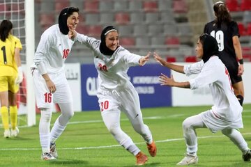 زنها در فوتسال گل می زنند، پاداشش را مردها می گیرند / گل مردانه 4برابر گل زنانه می ارزد