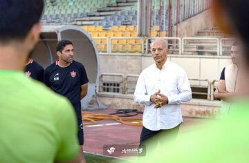 عکس | آقای باشخصیت مهمان تمرین پرسپولیس