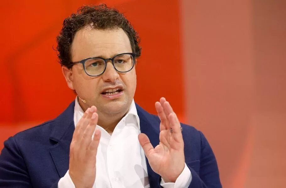 مدیرعامل شرکت آنتروپیک: ظهور هوش مصنوعی قادر است در بازه زمانی ۶ تا ۱٢ ماه آینده، نقش برنامهنویسان را تصاحب کند. مدیرعامل شرکت آنتروپیک: ظهور هوش مصنوعی قادر است در بازه زمانی ۶ تا ۱٢ ماه آینده، نقش برنامهنویسان را تصاحب کند.