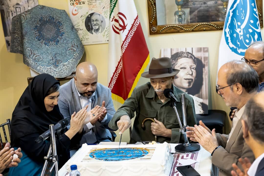 علی نصیریان، هنرمند مشهور کشور، به مسئولان هشدار داد که مراقب وضعیت خیابان بهشت باشند و از تبدیل آن به لاله‌زار دوم جلوگیری کنند. او تأکید کرد که این خیابان باید حفظ شود و تحت هیچ شرایطی نباید به وضعیتی مشابه با لاله‌زار دچار شود.