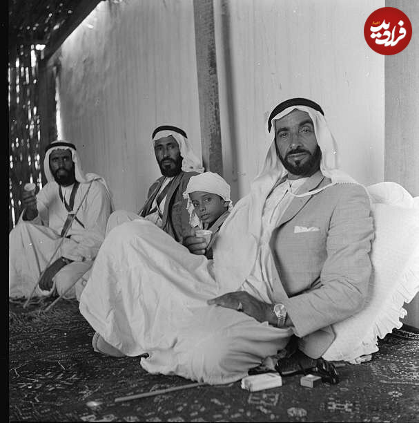 عکس/ بنیانگذار امارات همراه با اعضای خانوادهاش؛ سال ۱۳۴۴