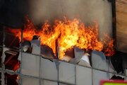 ببینید | آتش‌سوزی انبار لوازم یدکی و پوشاک در تبریز
