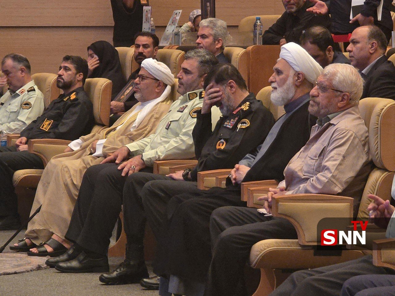 عکس | اشک‌های سردار رادان در گرامیداشت شهدای فراجا در جنگ تحمیلی ۱۲ روزه