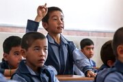 ببینید | ویدیویی تلخ از تحقیر یک دانش‌آموز افغانستانی توسط معلم در کلاس درس / معلم خاطی اخراج شد!