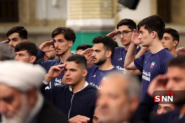 احترام نظامی ورزشکاران هنگام پخش سرود ملی در دیدار با رهبر انقلاب