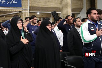 احترام نظامی ورزشکاران هنگام پخش سرود ملی در دیدار با رهبر انقلاب