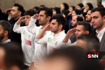احترام نظامی ورزشکاران هنگام پخش سرود ملی در دیدار با رهبر انقلاب