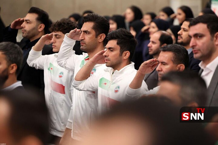 احترام نظامی ورزشکاران هنگام پخش سرود ملی در دیدار با رهبر انقلاب