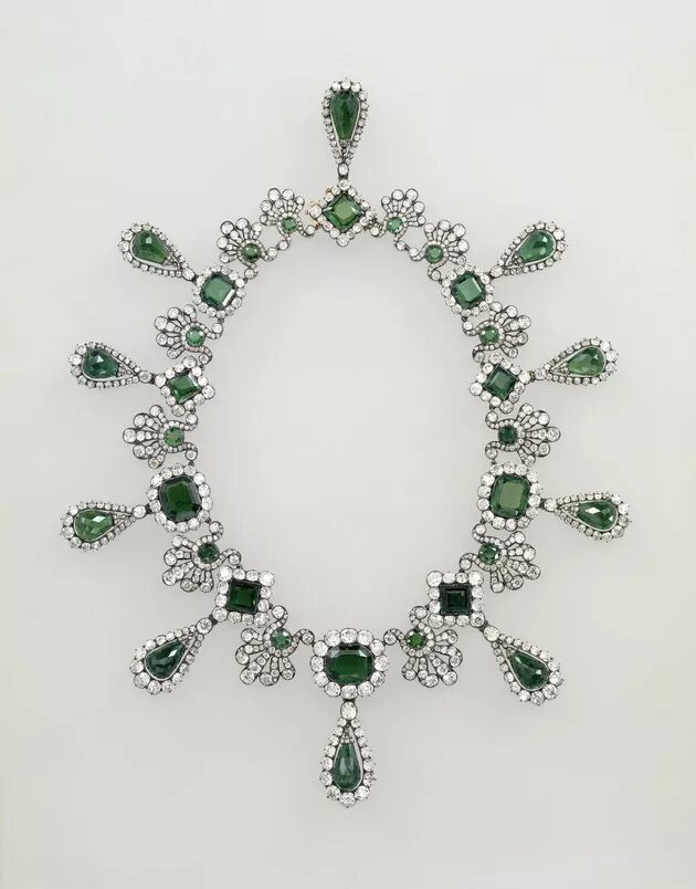 این جواهراتی که قیمت ندارد از لوور دزدیده شد / عکس