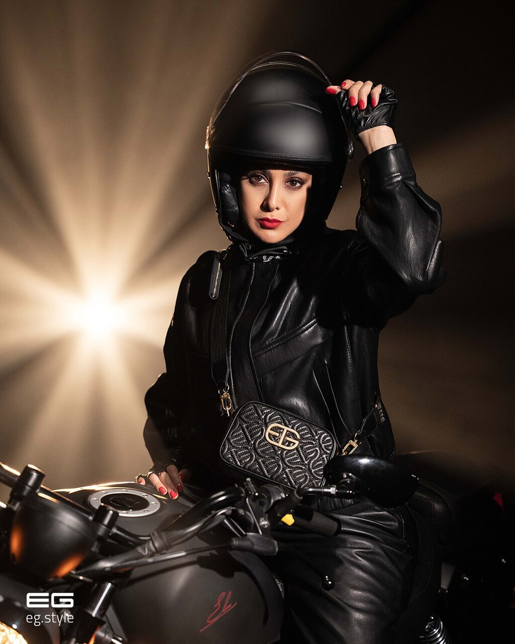 عکس | استایل خاص آزاده صمدی روی موتورسیکلت