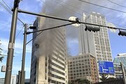 ببینید | آتش‌سوزی در ساختمان اداری در سئول؛ ۱۰ کارگر در پشت‌بام گرفتار شدند!