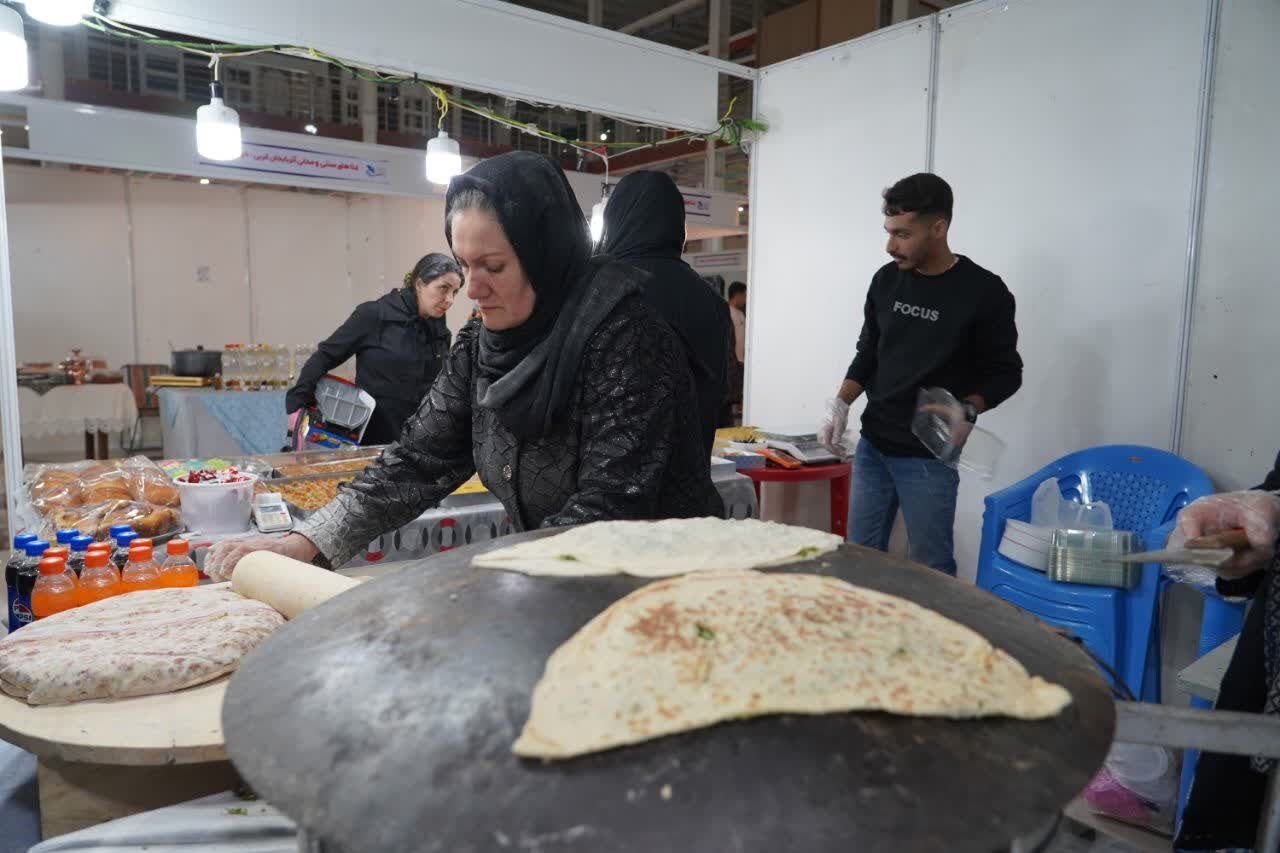 چهارمین جشنواره بین‌المللی غذاهای سنتی و محلی در استان آذربایجان‌غربی آغاز به کار کرد. این رویداد فرهنگی و culinary با هدف معرفی تنوع و غنای غذایی منطقه، فرصتی مناسب برای ارتباط و تبادل تجربیات میان آشپزان و علاقمندان به غذاهای محلی فراهم می‌آورد.