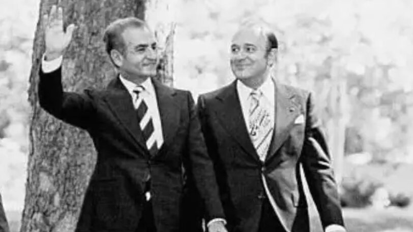 رئیس دفتر فرح اعلام کرد که وی به شاه گفته است که دولت اطلاعات نادرستی به ایشان ارائه می‌دهد.