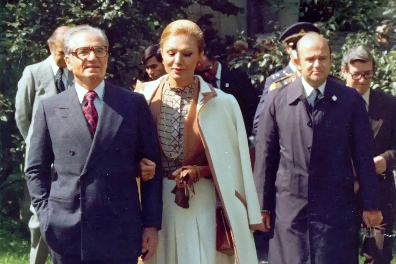 هوشنگ نهاوندی اظهار داشت که شهبانو با انتقادهای زیادی از سوی مردم مواجه بود، به ویژه به دلیل سبک زندگی تجمل‌گرایانه‌اش.