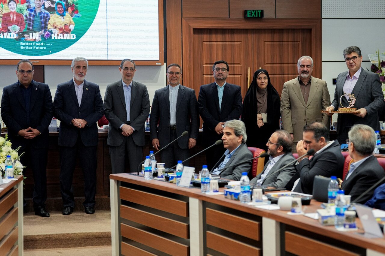 کسب عنوان واحد برگزیده صنایع غذایی از سازمان غذا و دارو در روز جهانی غذا