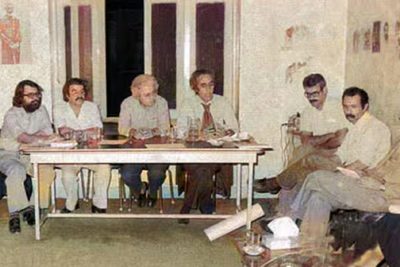 طراحی پوستر شب‌های شعر گوته: جنبه‌های پنهان و جزییات جالب توجه

به تازگی اطلاعاتی از روند طراحی پوستر شب‌های شعر گوته منتشر شده است که توجه بسیاری را به خود جلب کرده است. این آثار زنده و هنرمندانه که هدفشان ترویج شعر و ادبیات است، از عناصر هنری و معنایی خاصی بهره می‌برند. در این زمینه، طراحان به بررسی عمیق مفاهیم و موضوعات مرتبط با اشعار گوته پرداخته و سعی کرده‌اند از تصاویری استفاده کنند که روح و احساس شعرهای او را به خوبی منتقل کنند. 

این پوسترها نه تنها در جذب مخاطب نقش مهمی دارند بلکه نمایانگر گنجینه‌های فرهنگی و ادبی نیز هستند که در طول زمان به فراموشی سپرده نشده‌اند. با توجه به پیچیدگی‌های طراحی و توجه به جزئیات، روشن است که این آثار با دقت و آگاهی کامل تولید شده‌اند و انتظارات بالای علاقه‌مندان به هنر و ادبیات را برآورده می‌سازند.