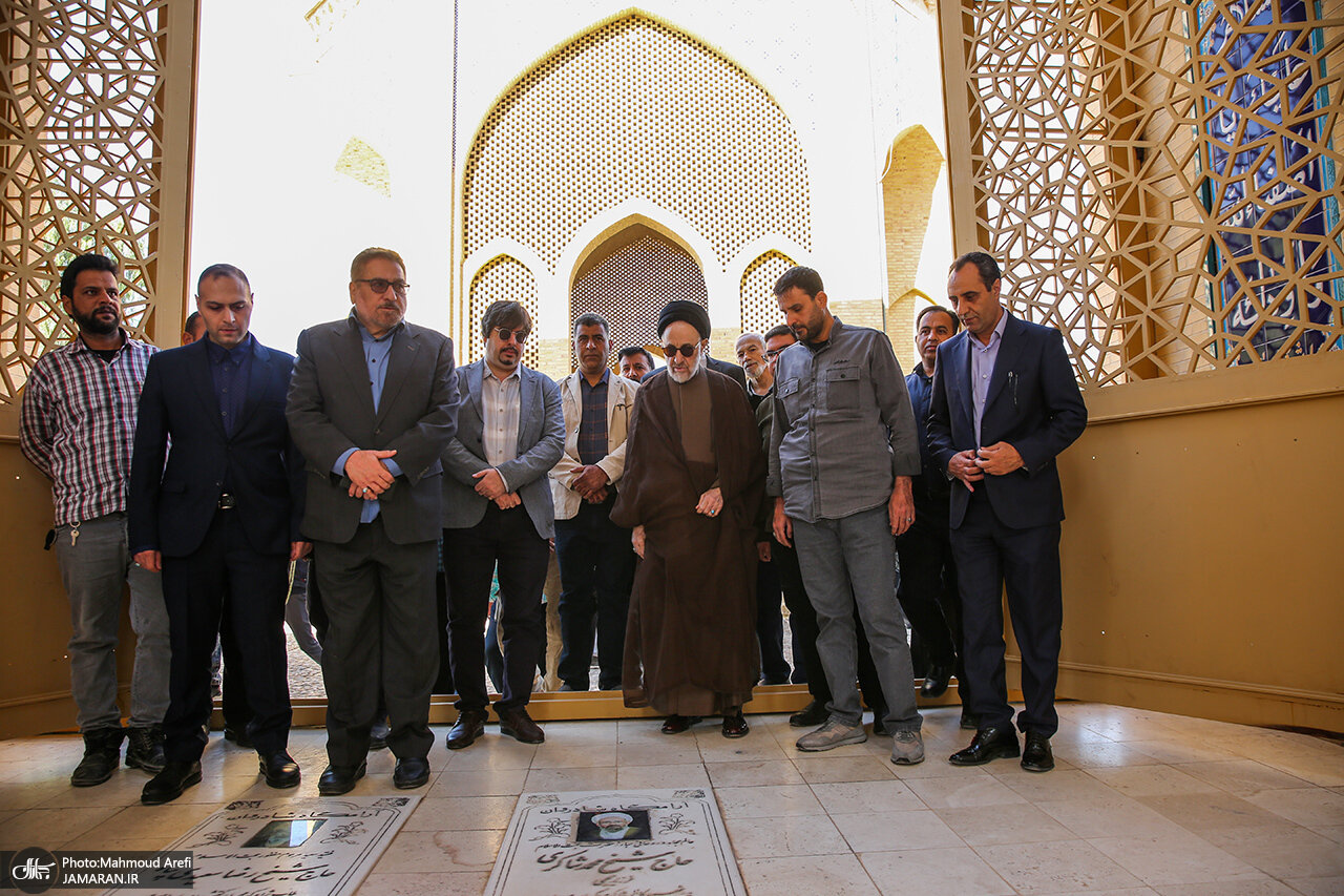 سید محمد خاتمی بر مزار پدر + تصاویر